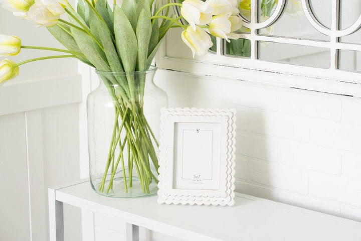 11843 - 8x10x1 wood photo frame (SCALLOP) wh (5x7) pic